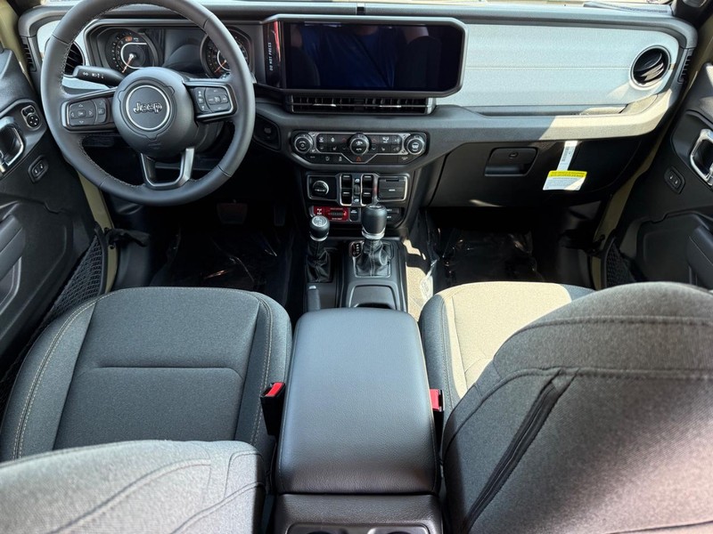 Jeep Wrangler Vehicle Full-screen Gallery Image 13