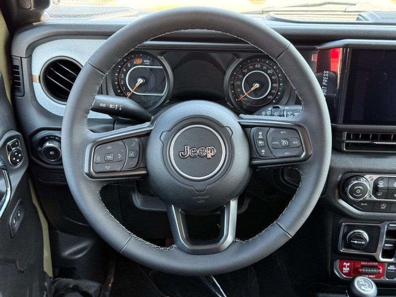 Jeep Wrangler Vehicle Full-screen Gallery Image 14