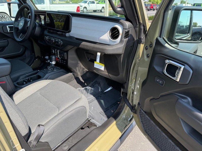 Jeep Wrangler Vehicle Full-screen Gallery Image 15