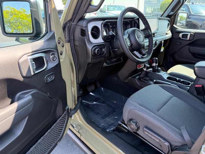 Jeep Wrangler Vehicle Full-screen Gallery Image 17