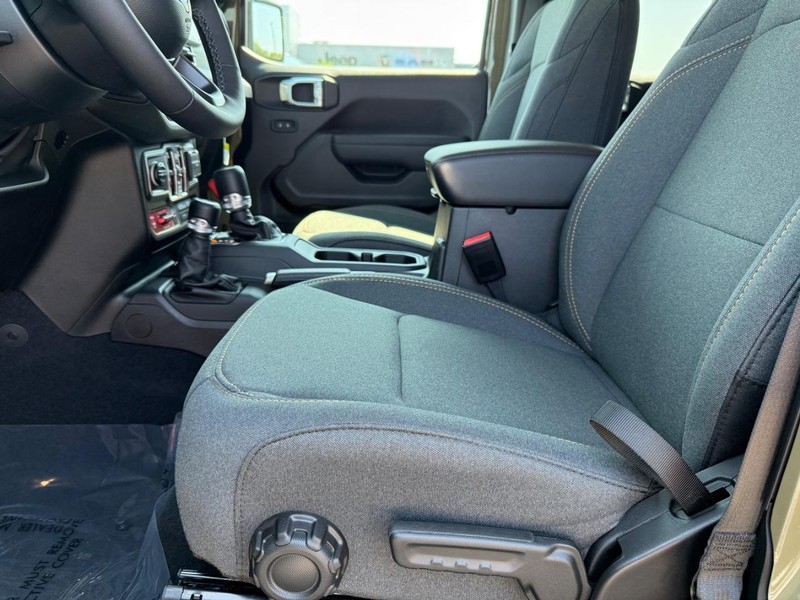 Jeep Wrangler Vehicle Full-screen Gallery Image 18