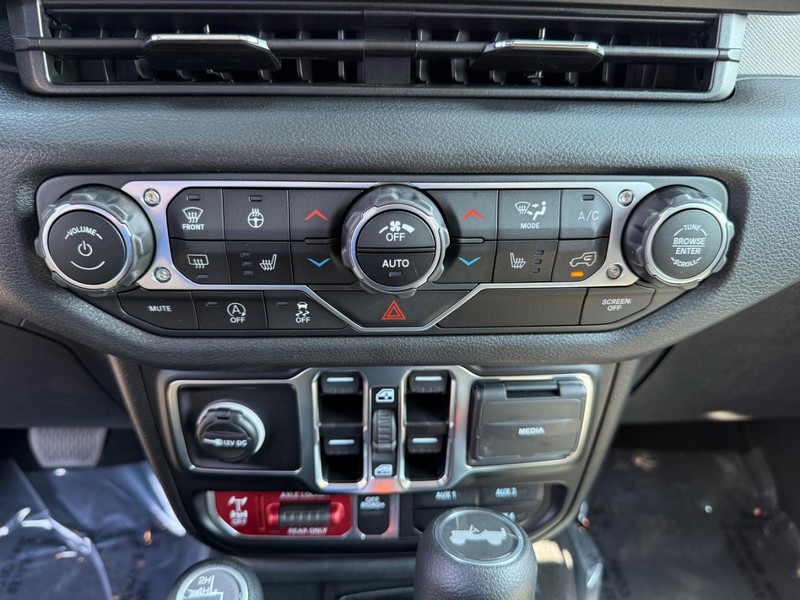 Jeep Wrangler Vehicle Full-screen Gallery Image 26