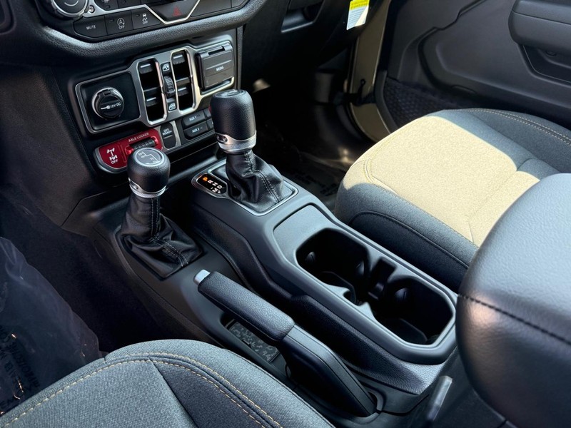 Jeep Wrangler Vehicle Full-screen Gallery Image 27