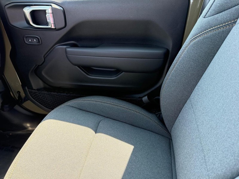 Jeep Wrangler Vehicle Full-screen Gallery Image 28