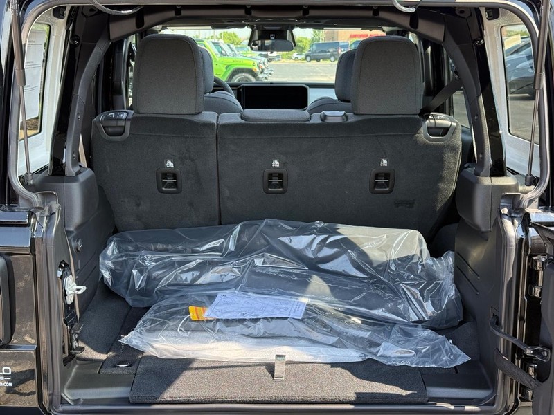 Jeep Wrangler Vehicle Full-screen Gallery Image 7