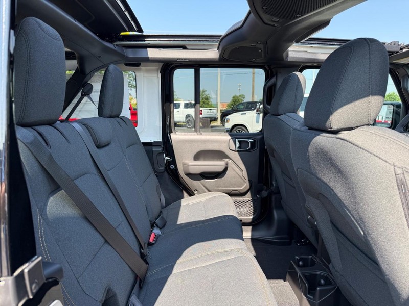 Jeep Wrangler Vehicle Full-screen Gallery Image 11