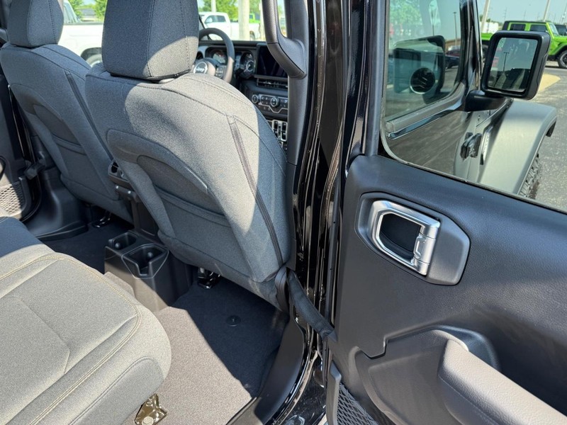 Jeep Wrangler Vehicle Full-screen Gallery Image 12