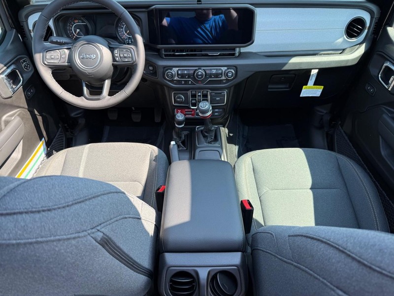 Jeep Wrangler Vehicle Full-screen Gallery Image 14