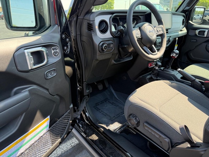 Jeep Wrangler Vehicle Full-screen Gallery Image 18