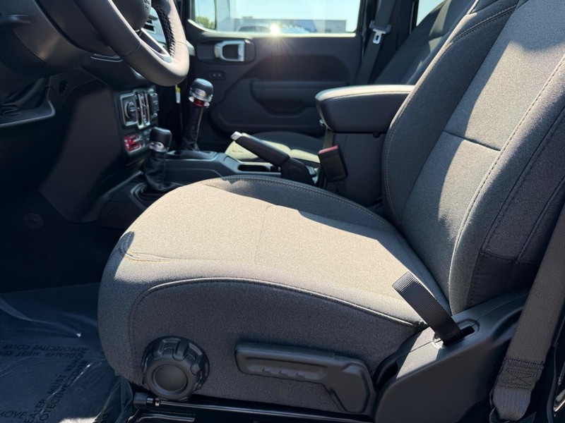 Jeep Wrangler Vehicle Full-screen Gallery Image 19