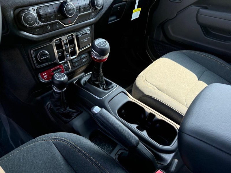 Jeep Wrangler Vehicle Full-screen Gallery Image 28