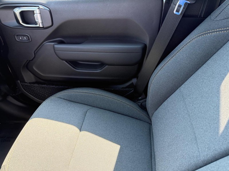 Jeep Wrangler Vehicle Full-screen Gallery Image 29