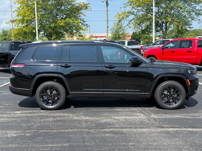 Jeep Grand Cherokee L Vehicle Full-screen Gallery Image 2