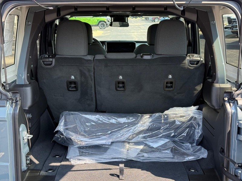 Jeep Wrangler Vehicle Full-screen Gallery Image 7