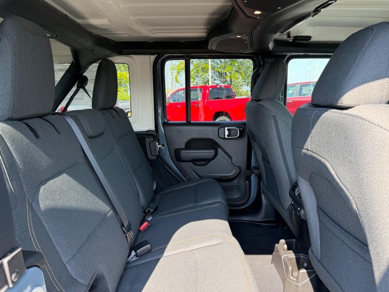 Jeep Wrangler Vehicle Full-screen Gallery Image 11