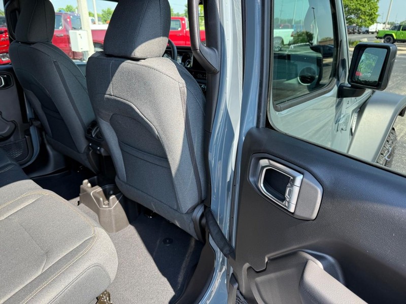 Jeep Wrangler Vehicle Full-screen Gallery Image 12