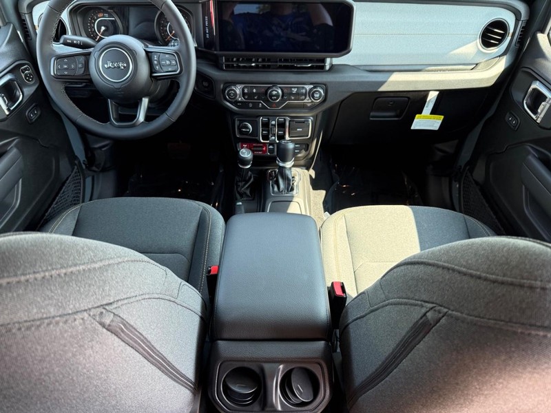 Jeep Wrangler Vehicle Full-screen Gallery Image 13