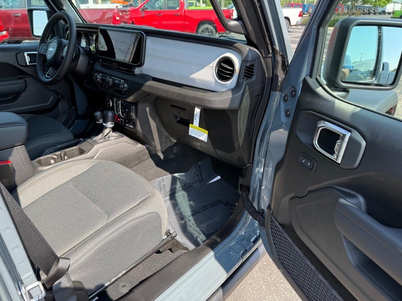 Jeep Wrangler Vehicle Full-screen Gallery Image 15