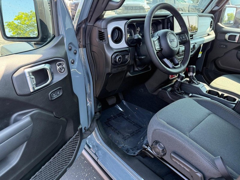 Jeep Wrangler Vehicle Full-screen Gallery Image 17