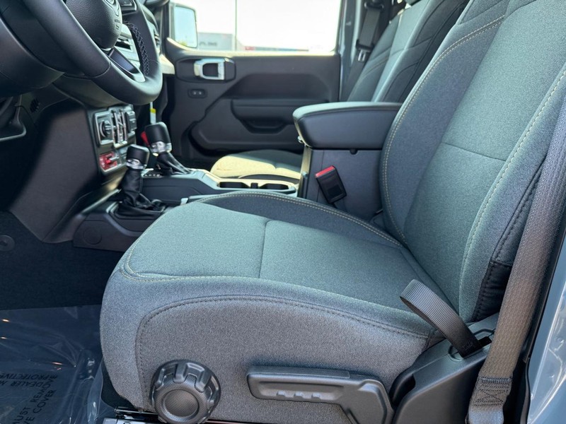 Jeep Wrangler Vehicle Full-screen Gallery Image 18