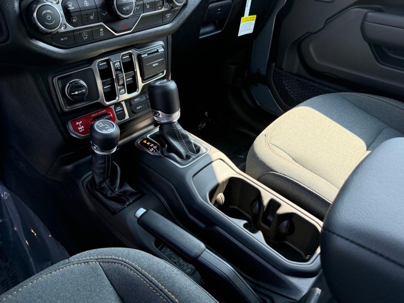 Jeep Wrangler Vehicle Full-screen Gallery Image 27