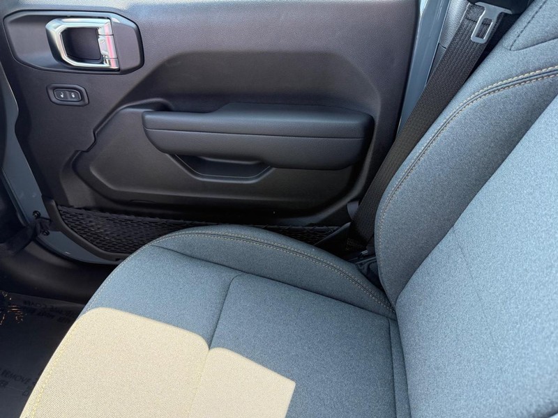 Jeep Wrangler Vehicle Full-screen Gallery Image 28