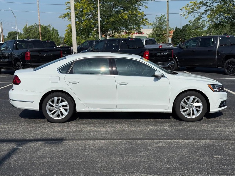 Volkswagen Passat Vehicle Full-screen Gallery Image 2