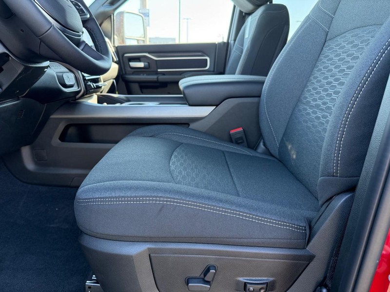 Ram 2500 Vehicle Full-screen Gallery Image 17