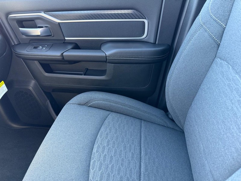 Ram 2500 Vehicle Full-screen Gallery Image 26