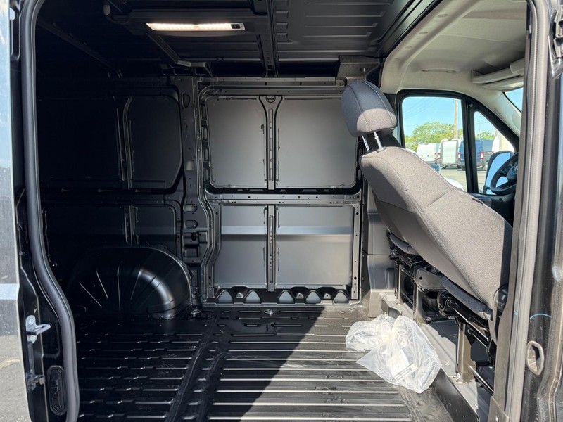 Ram ProMaster Cargo Van Vehicle Full-screen Gallery Image 10