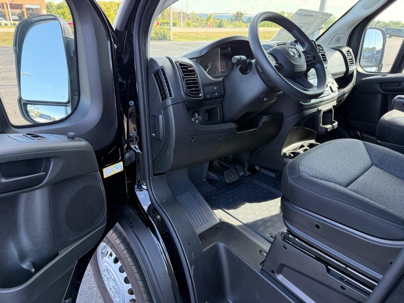 Ram ProMaster Cargo Van Vehicle Full-screen Gallery Image 17