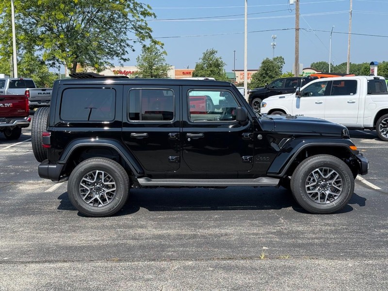 Jeep Wrangler Vehicle Full-screen Gallery Image 2
