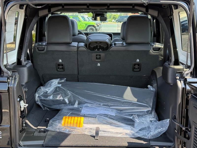 Jeep Wrangler Vehicle Full-screen Gallery Image 7