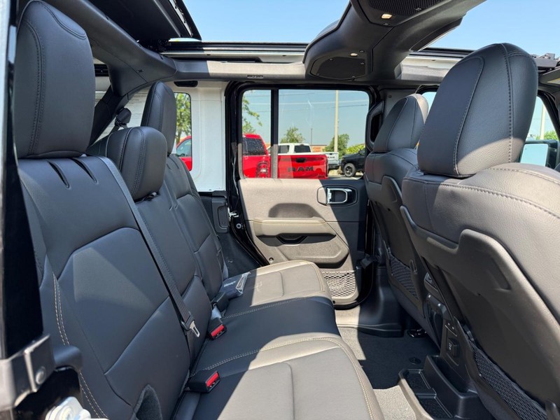 Jeep Wrangler Vehicle Full-screen Gallery Image 11