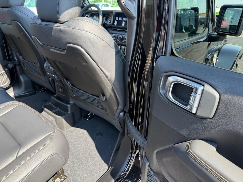 Jeep Wrangler Vehicle Full-screen Gallery Image 12