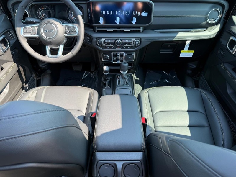 Jeep Wrangler Vehicle Full-screen Gallery Image 14