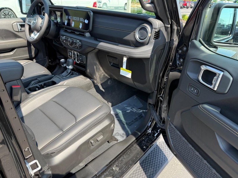 Jeep Wrangler Vehicle Full-screen Gallery Image 16