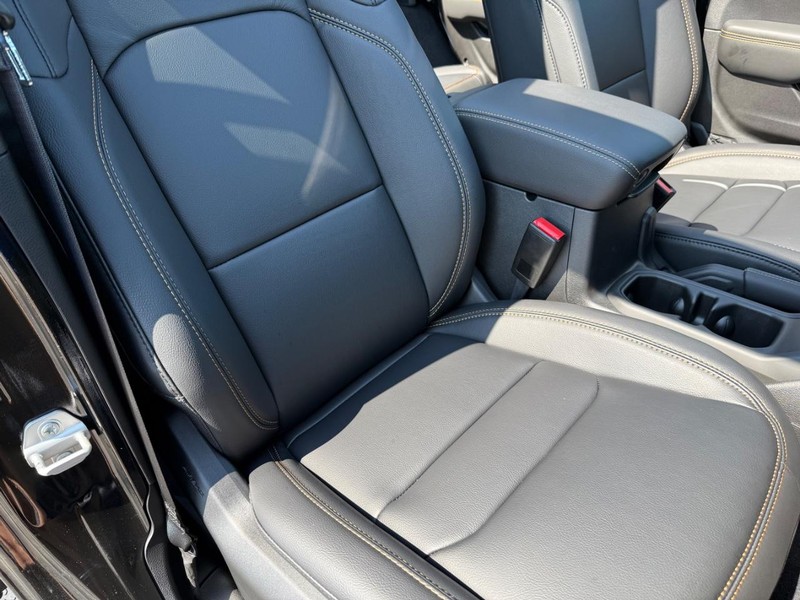 Jeep Wrangler Vehicle Full-screen Gallery Image 17