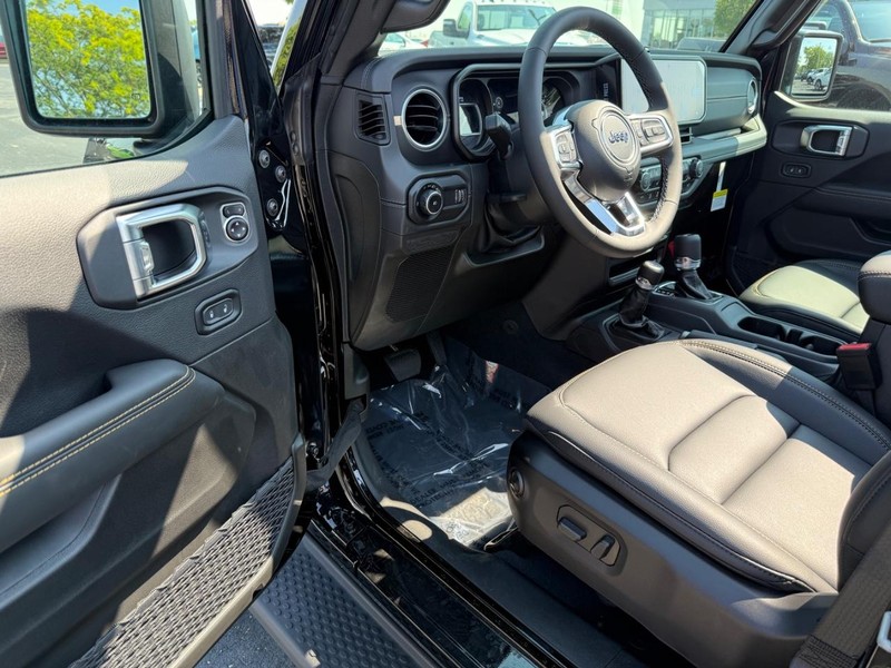Jeep Wrangler Vehicle Full-screen Gallery Image 18