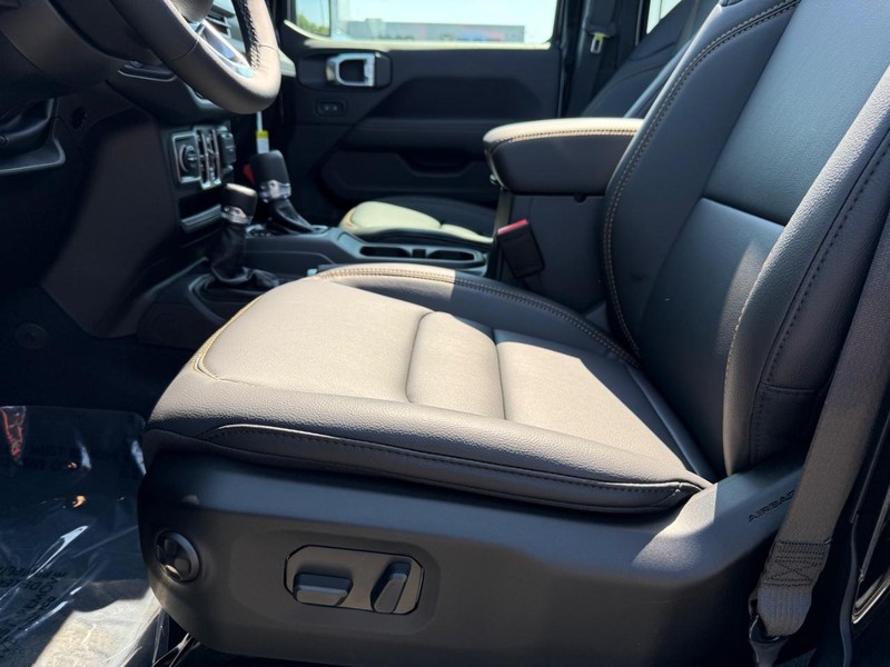 Jeep Wrangler Vehicle Full-screen Gallery Image 19