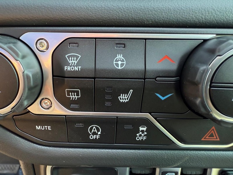 Jeep Wrangler Vehicle Full-screen Gallery Image 24