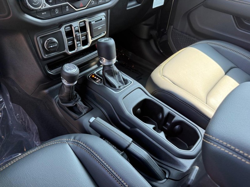 Jeep Wrangler Vehicle Full-screen Gallery Image 28