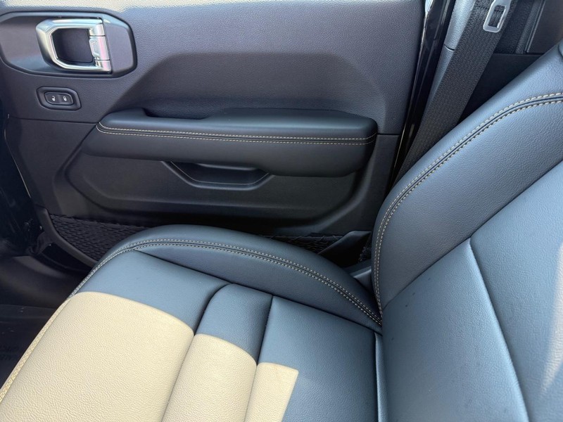 Jeep Wrangler Vehicle Full-screen Gallery Image 29