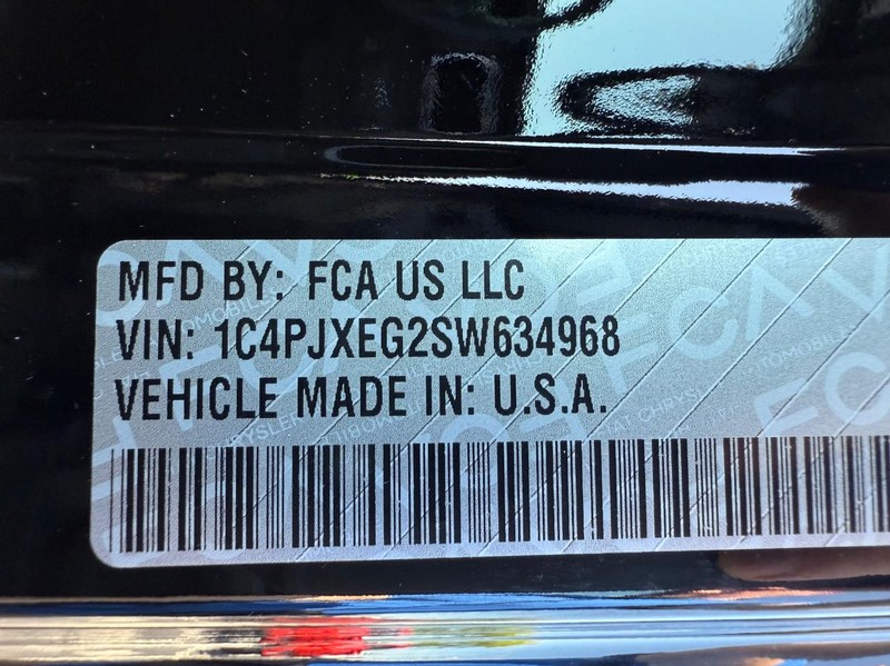 Jeep Wrangler Vehicle Full-screen Gallery Image 34