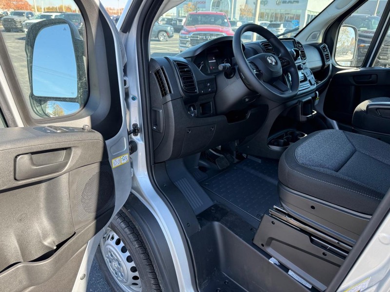 Ram ProMaster Cargo Van Vehicle Full-screen Gallery Image 17