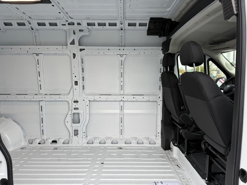Ram ProMaster Cargo Van Vehicle Full-screen Gallery Image 11