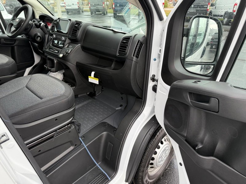 Ram ProMaster Cargo Van Vehicle Full-screen Gallery Image 16