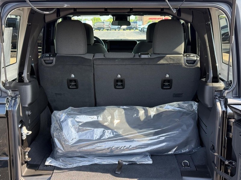 Jeep Wrangler Vehicle Full-screen Gallery Image 7