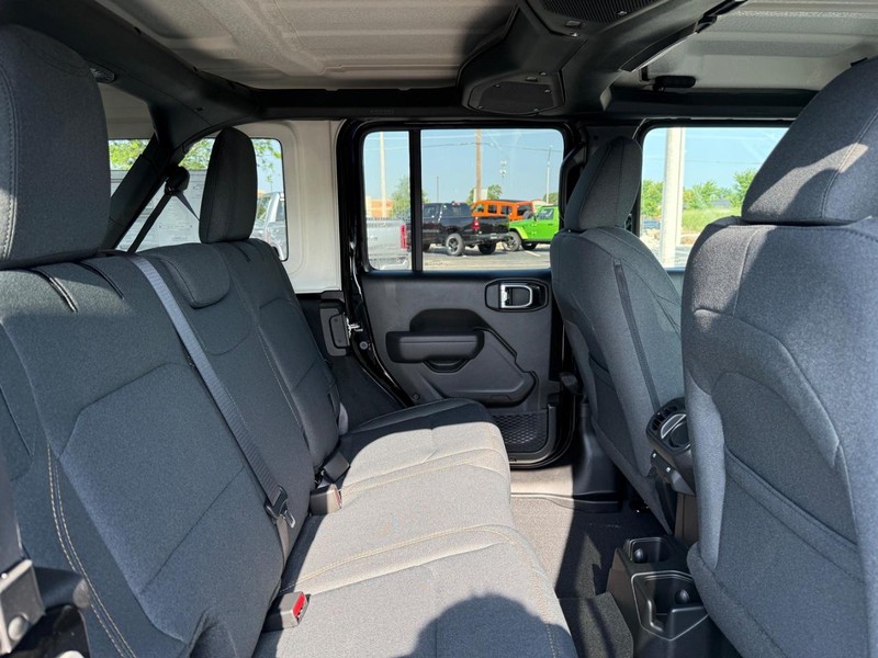 Jeep Wrangler Vehicle Full-screen Gallery Image 11