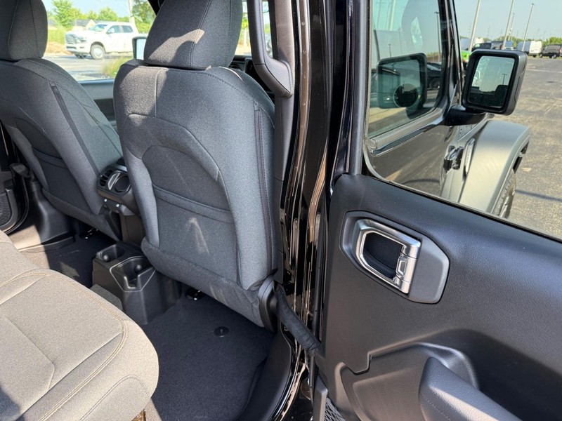 Jeep Wrangler Vehicle Full-screen Gallery Image 12